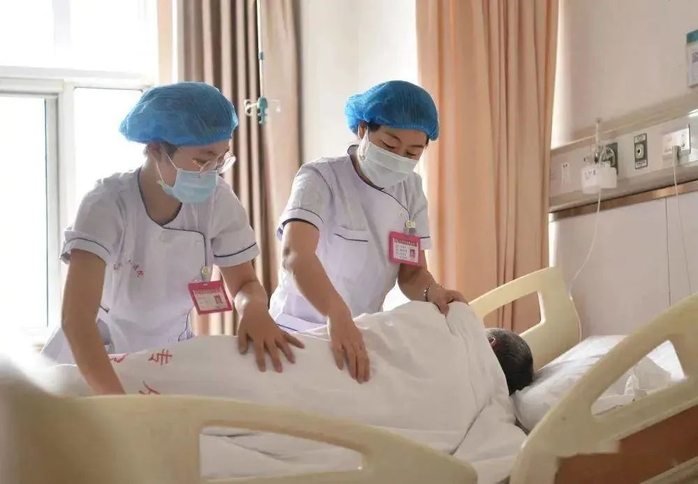 完善医疗护理体系，解决患者住院的“陪护之痛”(图1)